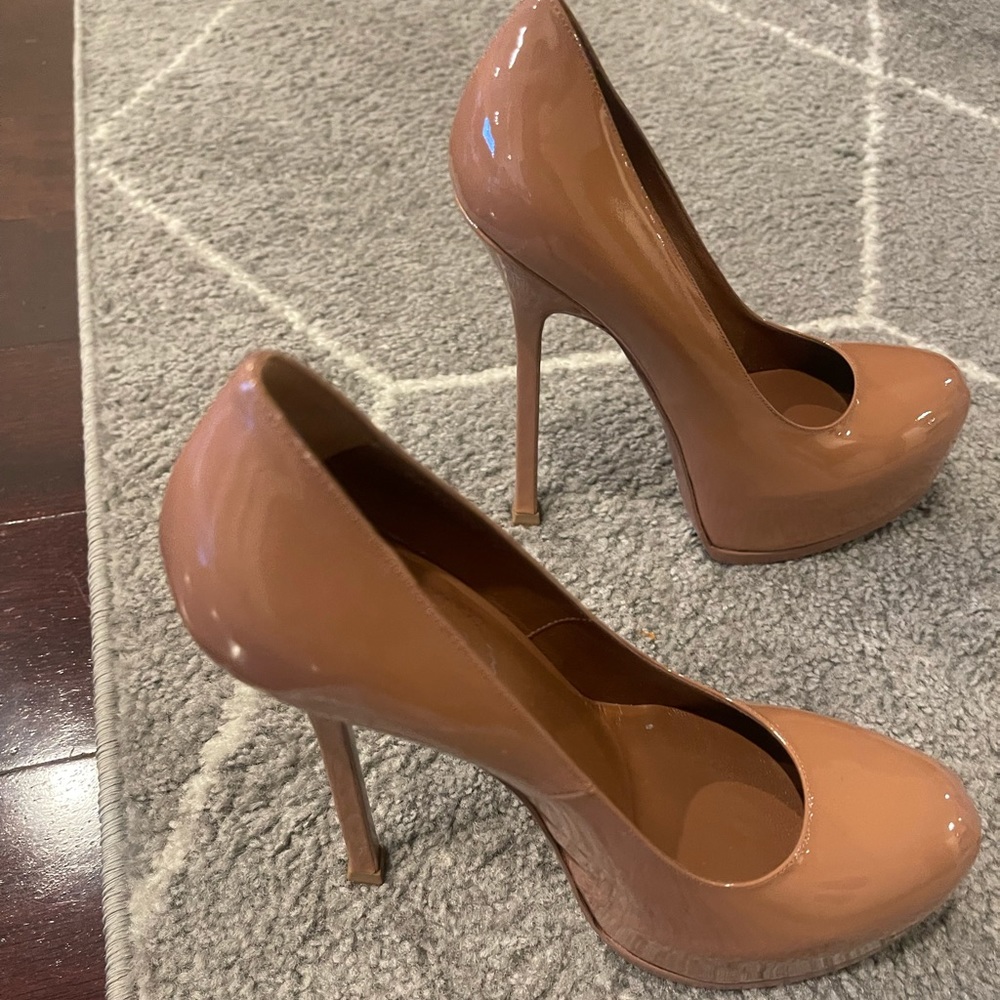 Saint Laurent Trib Too patent leather 105 pump. Nude. New , never worn. Size 38